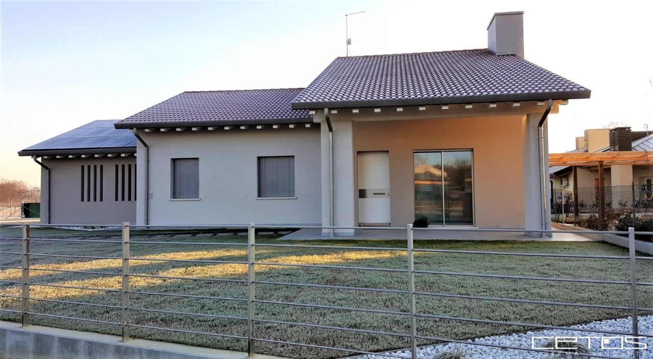 CASA CON SERRAMENTI IN ALLUMINIO, SERRAMENTI IN PVC E PORTONCINO BLINDATO