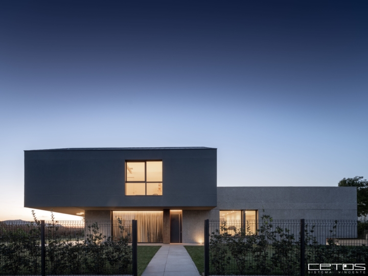 VILLA_MODERNA_CON_SERRAMENTI_SCORREVOLI_ALLUMINIO_GRANDI_DIMENSIONI_PROFILO_ULTRASOTTILE_CETOS
